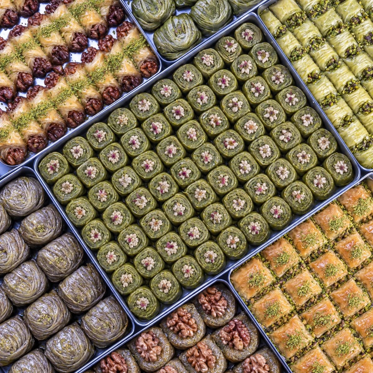 Karışık baklava tepsisi sunumu